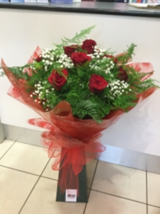 12 Rose handtied bouquet