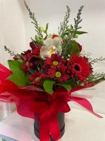 St Valentine’s Day hat box mini handtied bouquet